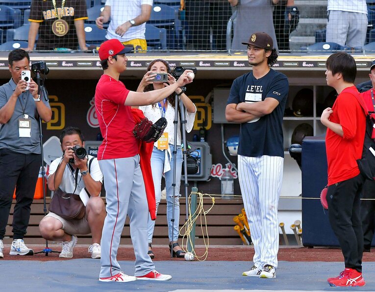 楽しそうに野球談義に花を咲かせる大谷（左）とダルビッシュ　©︎JIJI PRESS