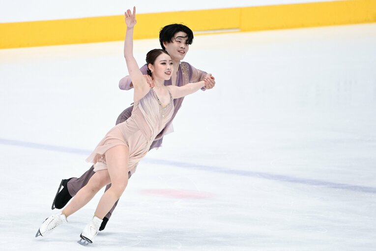 初の国際大会出場となった「木下グループ杯」で演技を行う紀平梨花・西山真瑚　©Asami Enomoto【スワイプするとそのほかの写真もご覧になれます】
