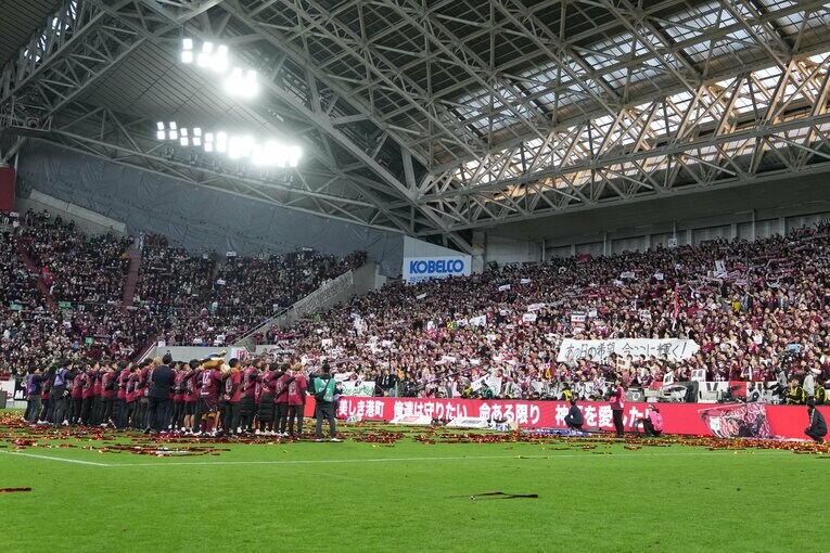 試合後、ノエビアスタジアム神戸のサポーターとともに「神戸讃歌」を歌う選手たち　©Masashi Hara