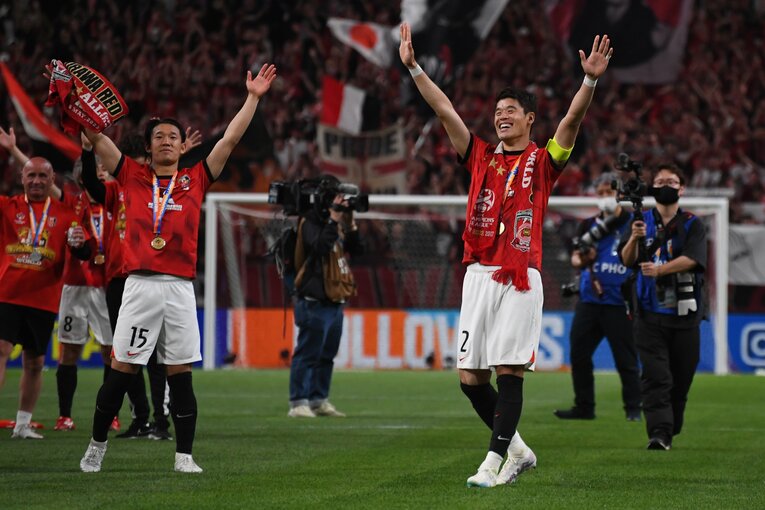 サポーターに手を振る明本考浩と酒井宏樹