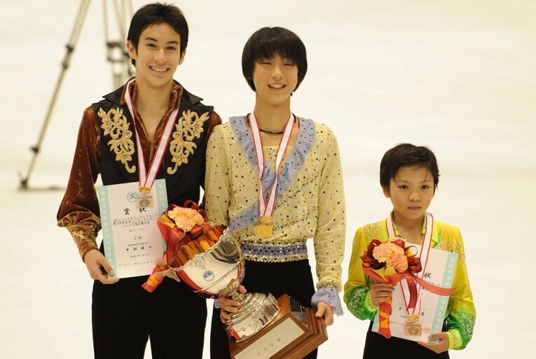 写真は2009年の全日本フィギュアスケートジュニア選手権。当時11歳の宇野昌磨（右）、真ん中は当時14歳の羽生結弦　©AFLO