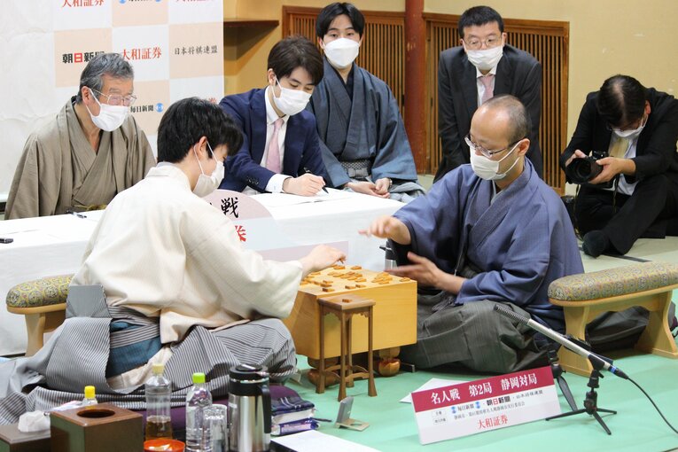 感想戦を行う渡辺名人と藤井竜王　©Number Web