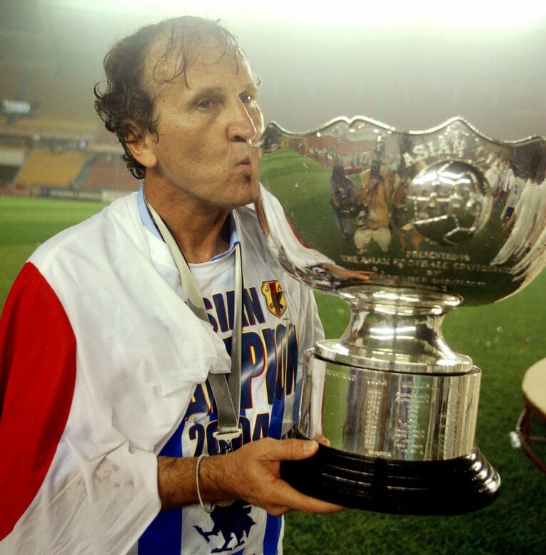 アジアカップ連覇を果たし、トロフィーにキスをするジーコ監督　©REUTERS/AFLO