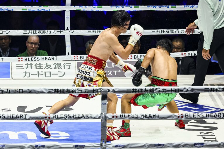 7ラウンド、那須川天心がワンツーの左ストレートでダウンを奪った瞬間（2枚目／6枚） ©Susumu Nagao