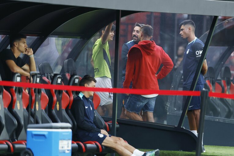 試合前には、元同僚マフェオやスタッフと談笑　©Daisuke Nakashima