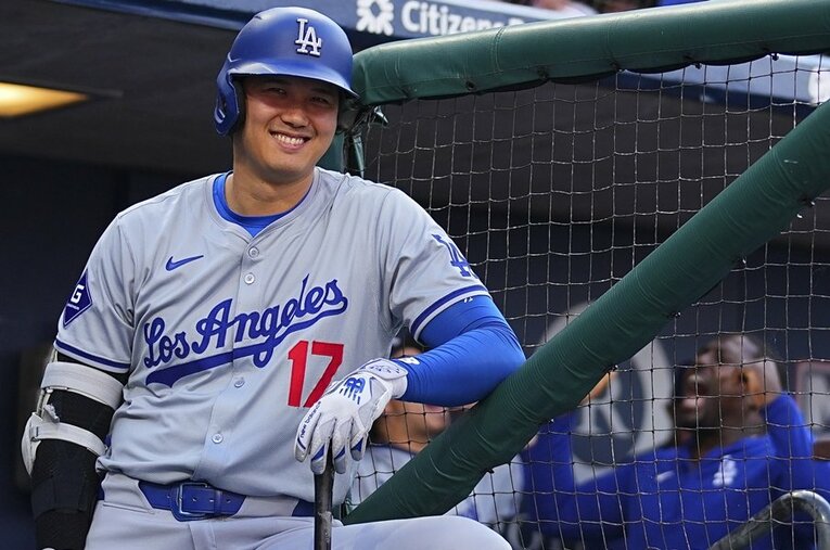 フィリーズ戦での大谷翔平。フォトグラファーに向かって飛び切りの笑顔 ／ photograph by Mitchell Leff/Getty Images