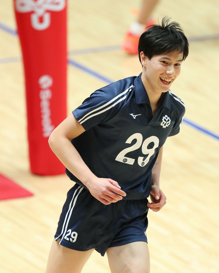 元リベロの山本監督（日体大）も評価する高橋のサーブレシーブ　©NIKKAN SPORTS
