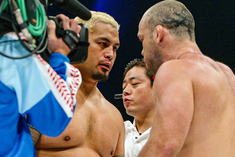 リング上で対峙するマーク・ハントとヴァンダレイ・シウバ　©Susumu Nagao