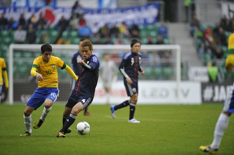ブラジルの10番オスカルと対峙する本田　©︎Takuya Sugiyama