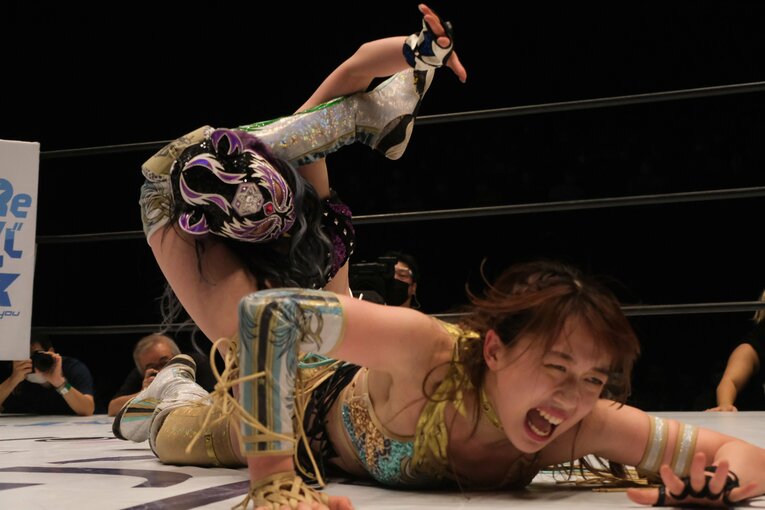 打倒・上谷のための新技「黒虎脚殺」を仕掛けていくキッド。上谷は悶絶しつつロープに手を伸ばす