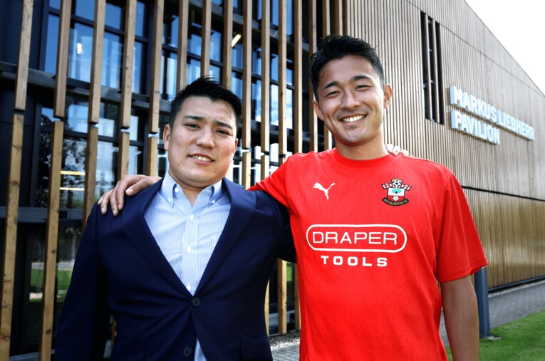 昨年7月、サウサンプトンに移籍した菅原由勢。移籍金は700万ユーロ（約12億円）と報じられた。写真左が代理人の龍後昌弥（32歳）