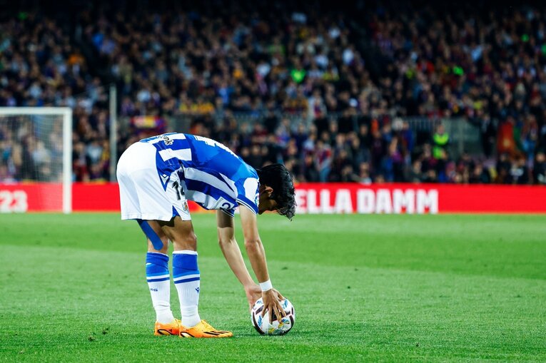 今季9点目！ 久保建英が凄まじい「バルサ撃破ドリブル、ブスケッツ退団・優勝セレモニーが同時に」カメラマンが見た“美しいカンプノウの夜”(29)