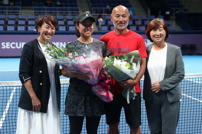 23年の引退セレモニー。左からダブルスを組んだこともある偉大な先輩・杉山愛、森田、丸山コーチ、杉山のコーチだった母の杉山芙沙子さん　©Getty Images