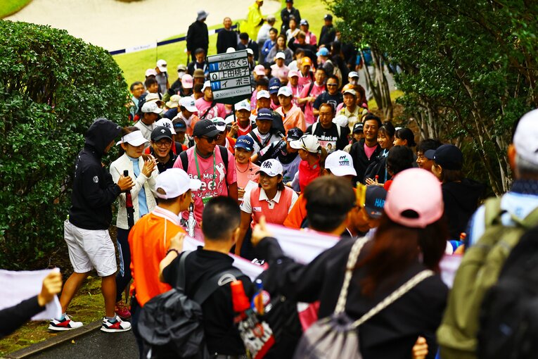 イ・ボミの最後の勇姿を見ようと追いかけるギャラリーたち　©︎Wataru Murakami