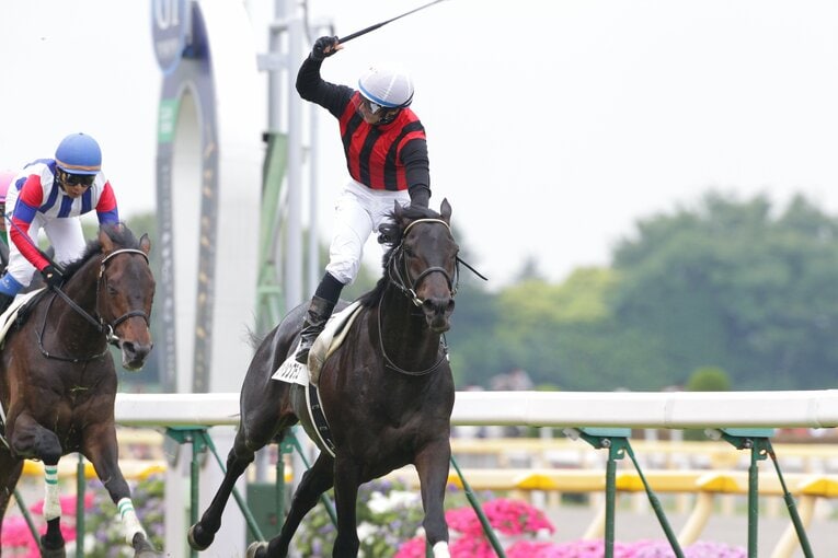 2010年日本ダービー、エイシンフラッシュ（内田博幸騎手）　©︎Keiji Ishikawa