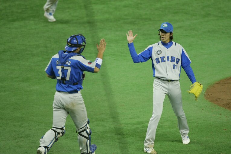 岸とは西武時代のみならず、楽天でもバッテリーが実現　©BUNGEISHUNJU