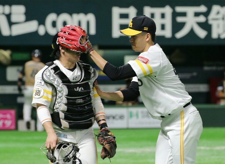 甲斐拓也と千賀滉大の仲良しカット　©JIJI PRESS