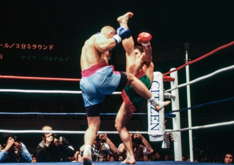 至近距離でかかと落としを放つアンディ・フグ　©Susumu Nagao