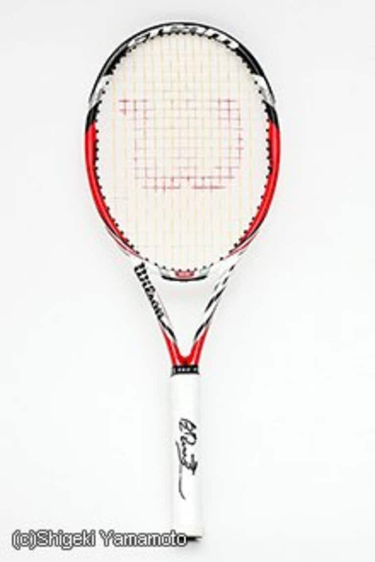 STeam 95（スティーム95）
・使用時の年齢 23～24歳（2013～2014年）
・使用時の主な戦績 2014年に世界ランクトップ10入り。2014年は全米オープン準優勝と、ATPツアータイトル4つを獲得。アジア人男子初のATPワールドツアー・ファイナルズ出場権を獲得。準決勝でジョコビッチに敗れたが、ATPランキングで自己最高の5位となった。
・素材 バサルト・ファイバー＋カロファイト・ブラック＋グラファイト
・全長 27.25インチ　重量 309g平均（一般市販モデルの場合）
・フェイス面積 95平方インチ
・販売当時の定価35000円  