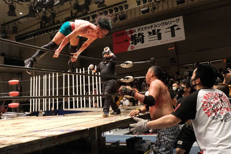 デスマッチファイター・ドリューは血がドクドク流れても試合を止めなかった 「ケガある、傷ある。でもやる。大好きだから」(19)