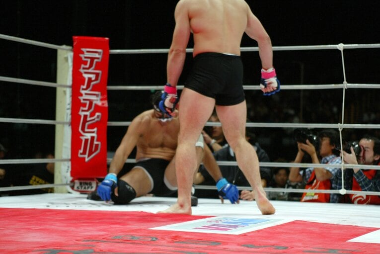 2003年10月、ドス・カラスJr戦のハイキック（連続写真）©Susumu Nagao