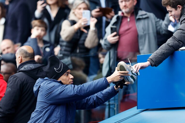 ベンチスタートのエムバペは、リラックスしてファンサービスする姿も　©Daisuke Nakashima