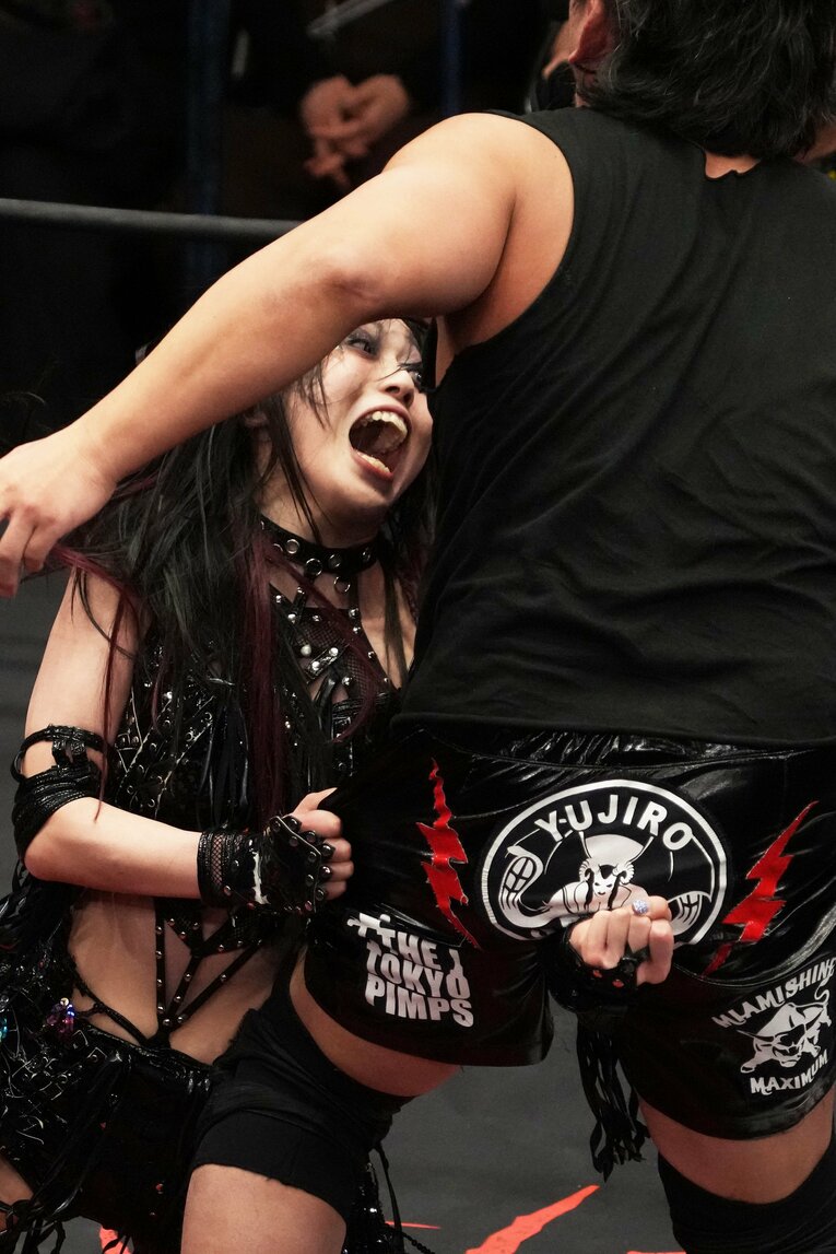 高橋裕二郎に金的攻撃を見舞う上谷沙弥　©Masashi Hara