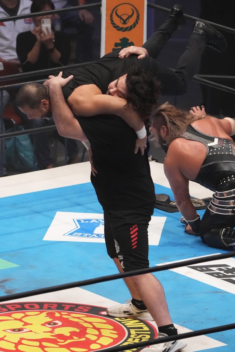 ディック東郷をボディスラムで投げるウルフアロン。10月13日、両国国技館【スワイプするとその他の写真もご覧になれます】©Masashi Hara