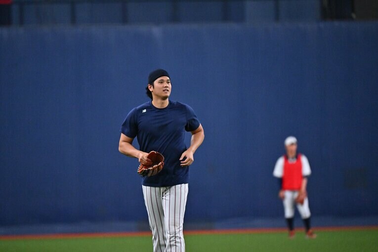 打撃練習中に外野を守る大谷　©Hideki Sugiyama