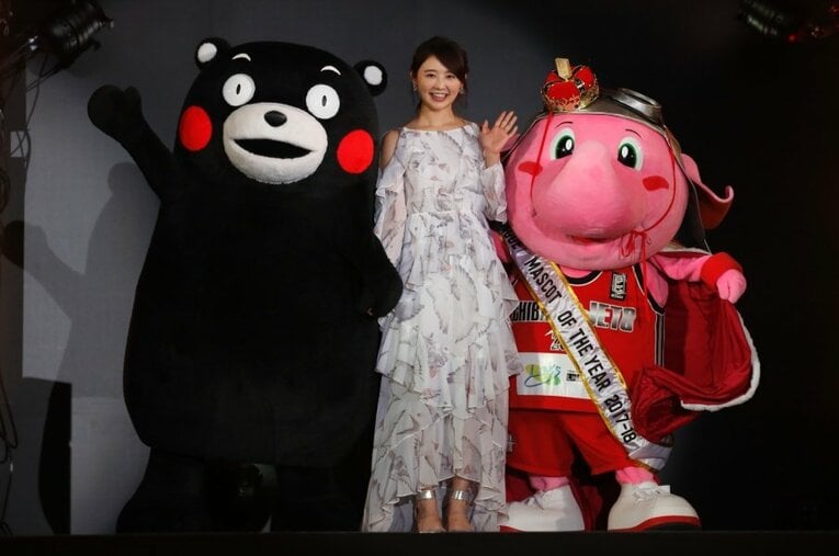 B.LEAGUE AWARD SHOW 2017-18、くまモンと千葉ジェッツのジャンボくんとの3ショット ／ photograph by AFLO SPORT