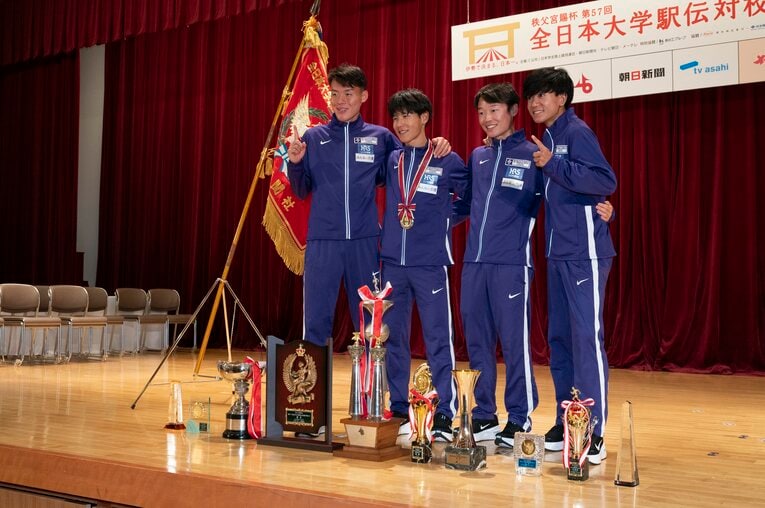 駒澤大4年生の面々。左からエース佐藤圭汰、主将の山川拓馬、帰山侑大、伊藤蒼唯　©Tadashi Hosoda