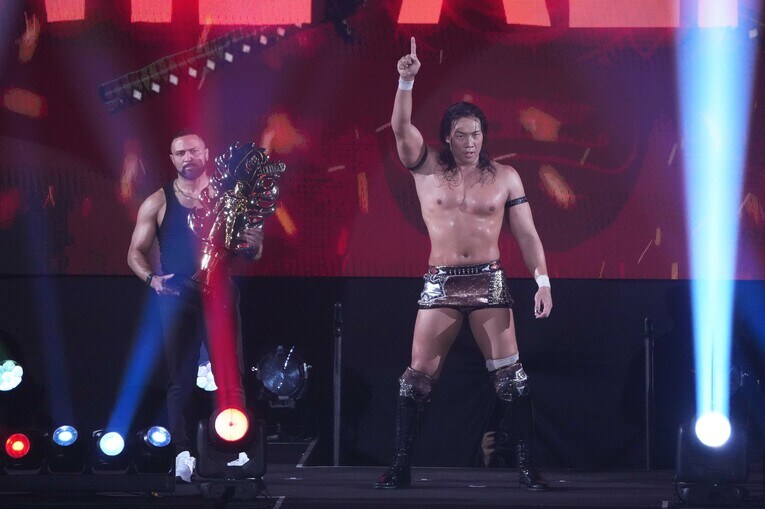 勝ち名乗りを受ける竹下幸之介とロッキー・ロメロ　©Essei Hara