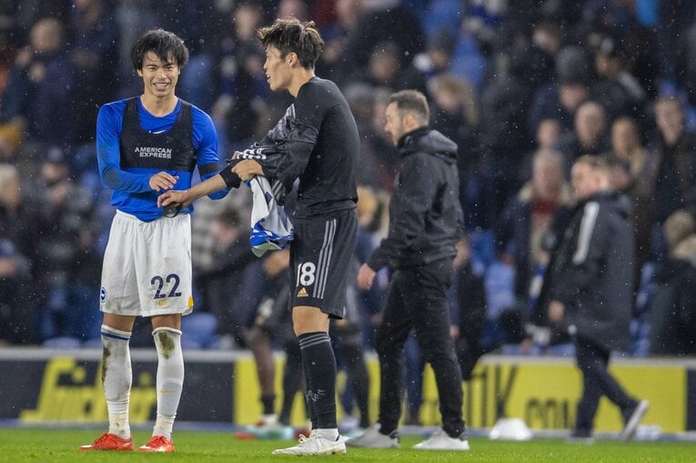 1月1日のアウェイ・ブライトン戦。60分から右サイドバックで途中出場した冨安健洋。三笘薫とマッチアップし、試合後に2人は笑顔でユニフォーム交換をした（2／2枚）　©AFLO