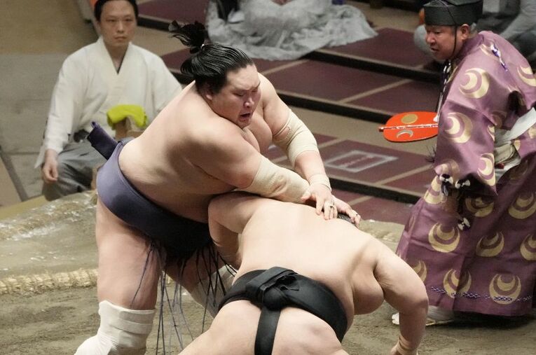 夏場所千秋楽の優勝決定戦。照ノ富士がはたき込みで貴景勝を破る ／ photograph by KYODO