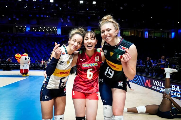 リーグ3連覇を達成したイモコ・コネリアーノでプレーしたモニカ・デ・ジェンナーロ（左）、サラ・ファール（右）と笑顔で記念撮影に応じる関菜々巳　©︎Volley World