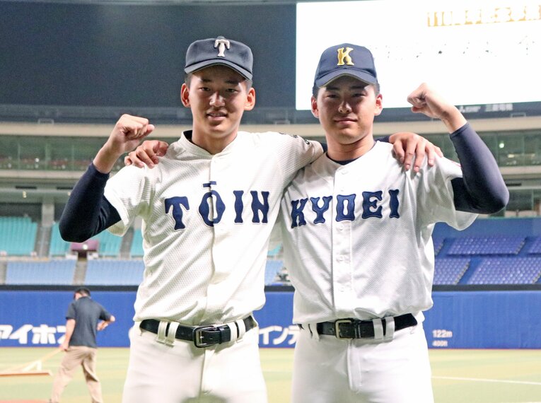 練習試合の前に撮影に応じる東松と大阪桐蔭・前田悠伍　©JIJI PRESS