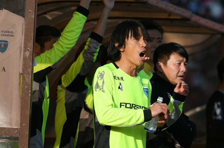 現役ラストマッチとなった熊本戦では、ベンチに退いてからも大きな声でチームメイトを鼓舞していた中村俊輔　©J.LEAGUE