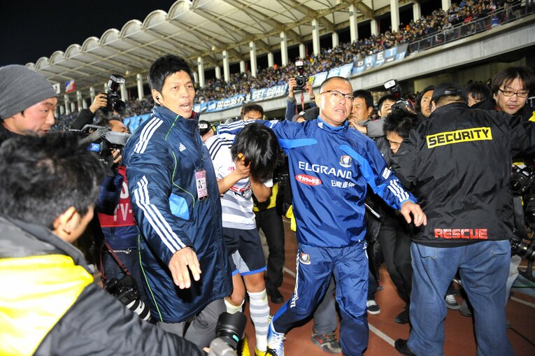 サポーターの前で号泣する姿は、背負っていたものの大きさを感じさせる（2013年） ©︎Toshiya Kondo