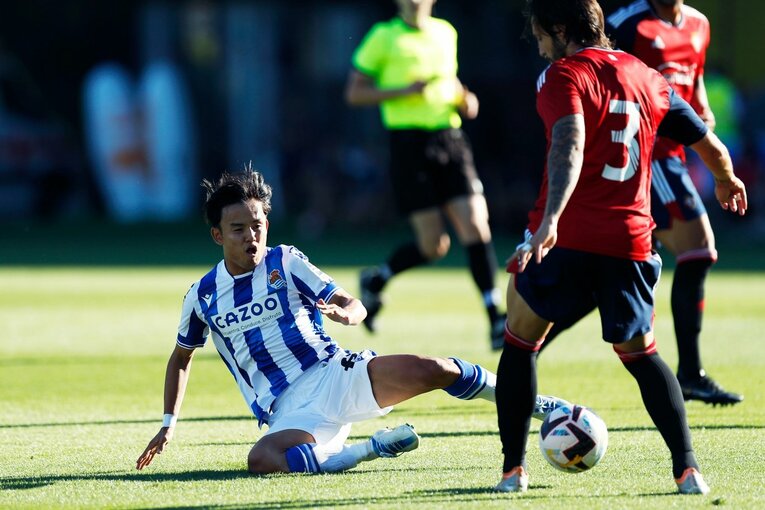 「クボは絶対フィットできる」現地ファンが期待… ソシエダ久保建英のユニ姿・力強さを日本人カメラマンがいち早く撮った〈子供に神対応〉(12)