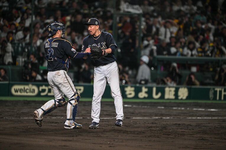 勝利が決まり、喜び合う若月と平野　©︎Nanae Suzuki