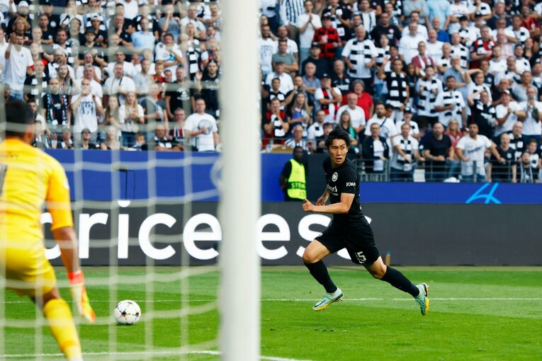 「“鎌田大地と守田英正が一緒に写った1枚”を狙いたいけど…」「長谷部誠はすでにコーチのように」CL日本人対決と“美しい夕焼け”撮影ウラ話(21)