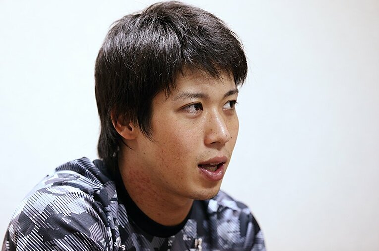 2015年・インタビュー中のヤクルト山田 ／ photograph by Shigeki Yamamoto