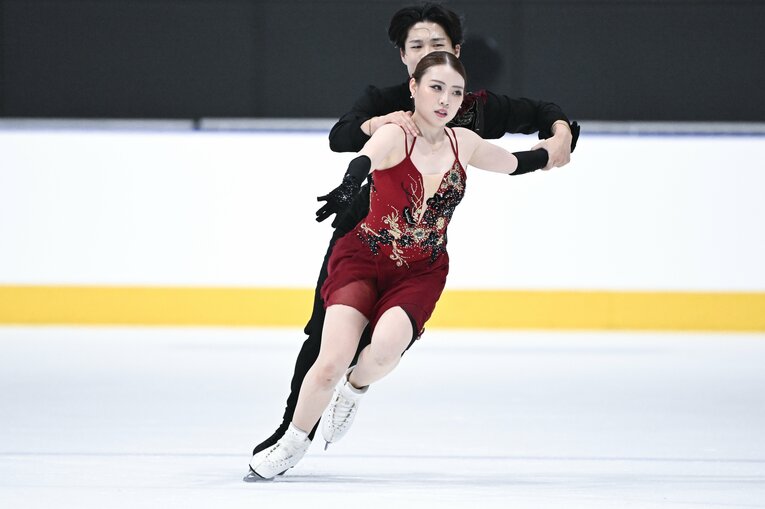 初の国際大会出場となった「木下グループ杯」で演技を行う紀平梨花・西山真瑚　©Asami Enomoto【スワイプするとそのほかの写真もご覧になれます】