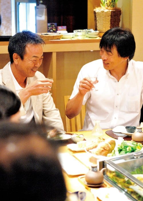 対談で高校時代を振り返る水野雄仁（左）と野中徹博。2012年収録
