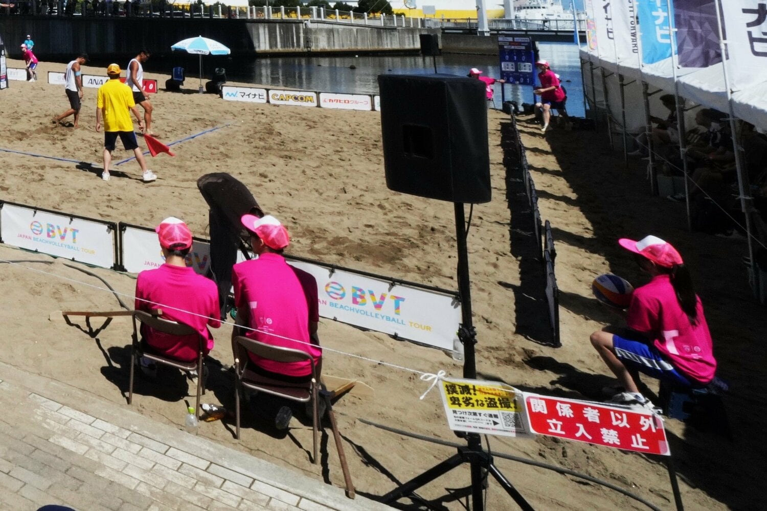 大会会場に置かれた「撲滅！卑劣な盗撮！」の看板