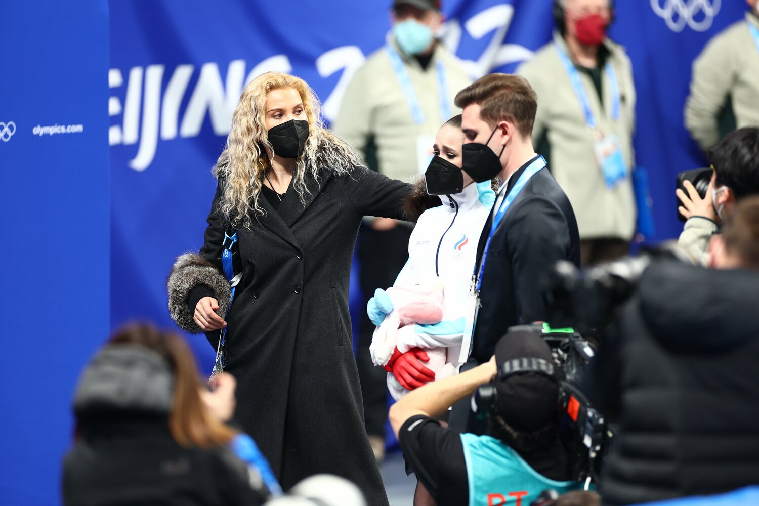 号泣するワリエワとともに引き上げるエテリ・トゥトベリーゼ　©JMPA