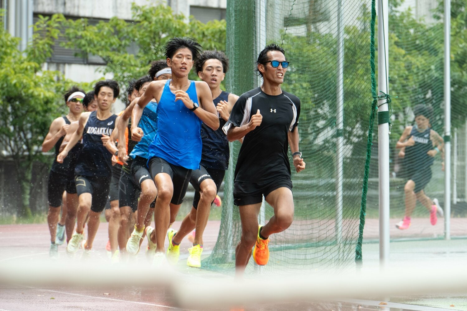雨が降っても集団を先導して走る監督　©Tadashi Hosoda