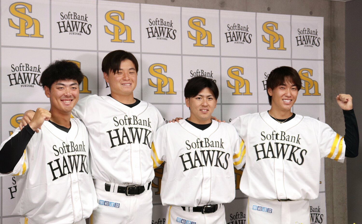 昨年7月、育成契約から支配下選手契約を結んだ前田純（左から2番目） ©JIJI PRESS