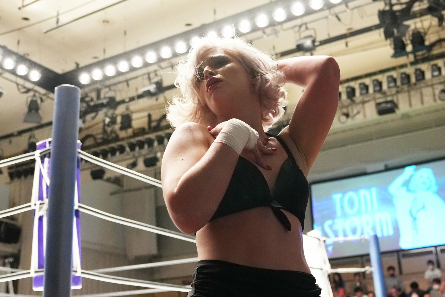 前哨戦で岩谷麻優を翻弄し、ポーズを決めるトニー・ストーム。10月2日、後楽園ホール　©Masashi Hara