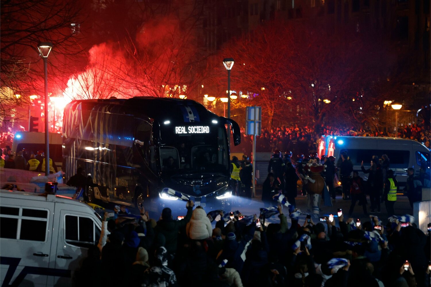 勝利を渇望するファンたちに出迎えられたラ・レアルのバス